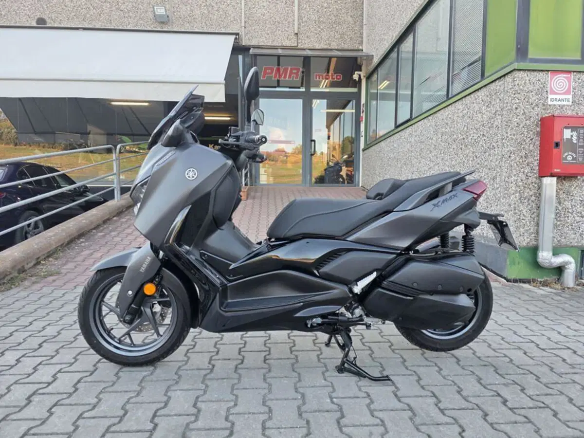 Yamaha X-Max 300 Tech Max (2025 - 26) (3)