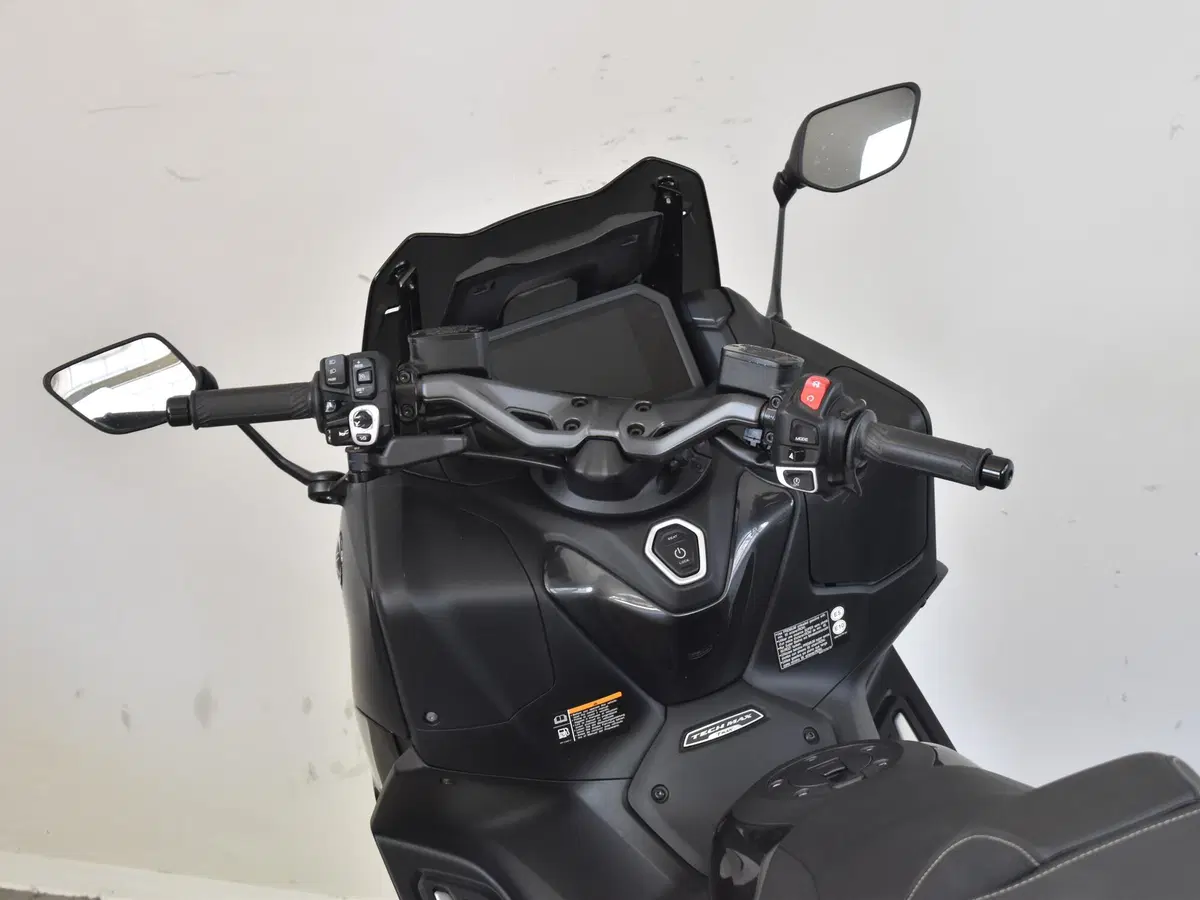 Yamaha T-Max 560 Tech Max (2022 - 24) (17)