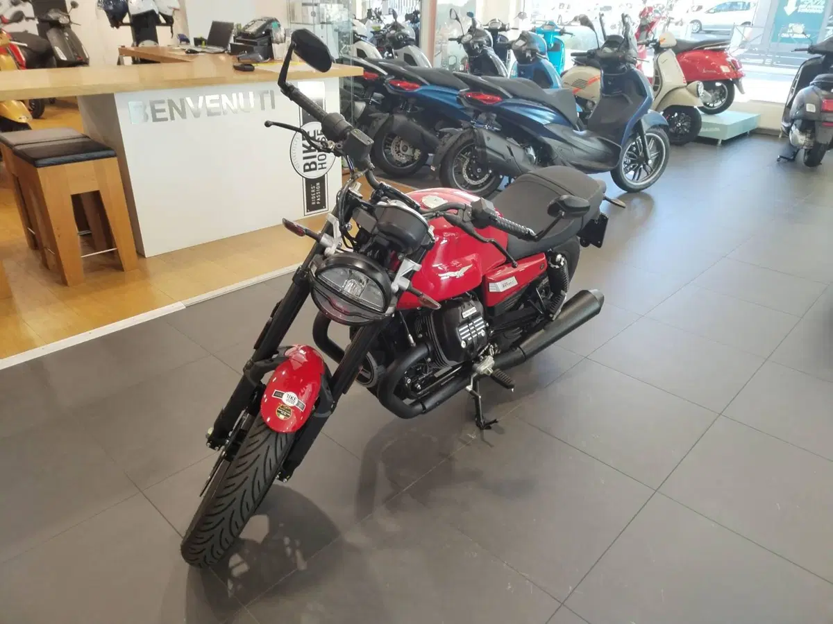 Moto Guzzi V7 Sport (2025 - 26) (2)