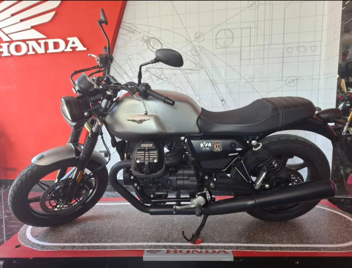 Moto Guzzi V7 Stone (2021 - 24) (2)