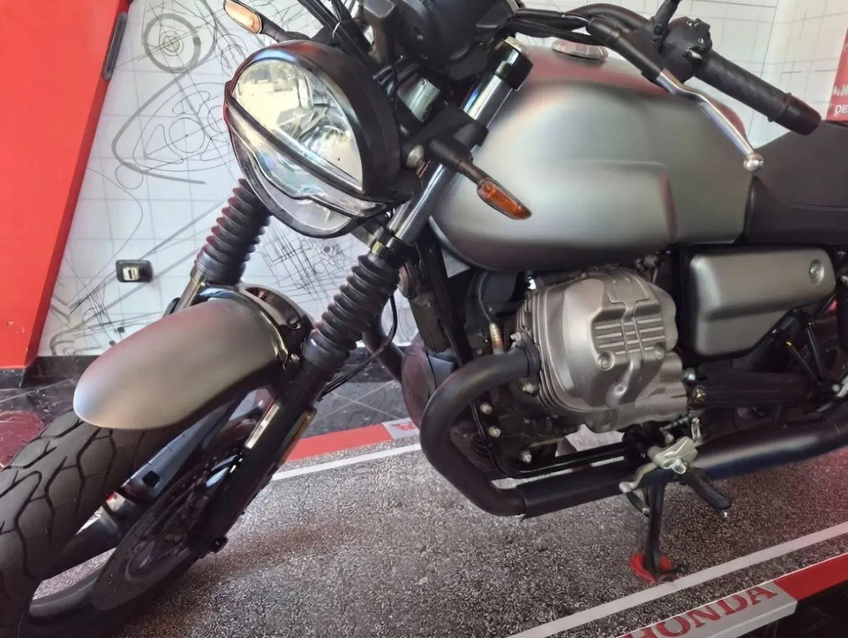 Moto Guzzi V7 Stone (2021 - 24) (7)