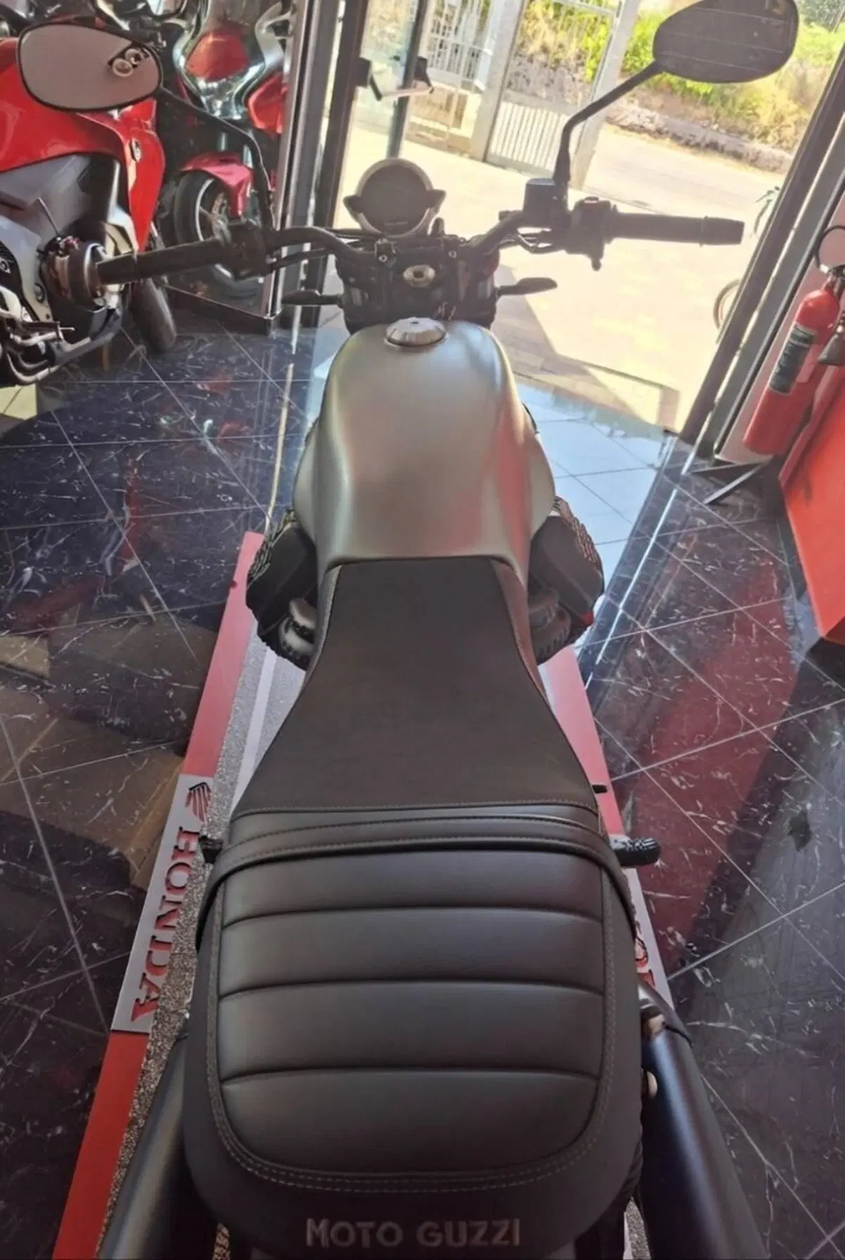 Moto Guzzi V7 Stone (2021 - 24) (8)