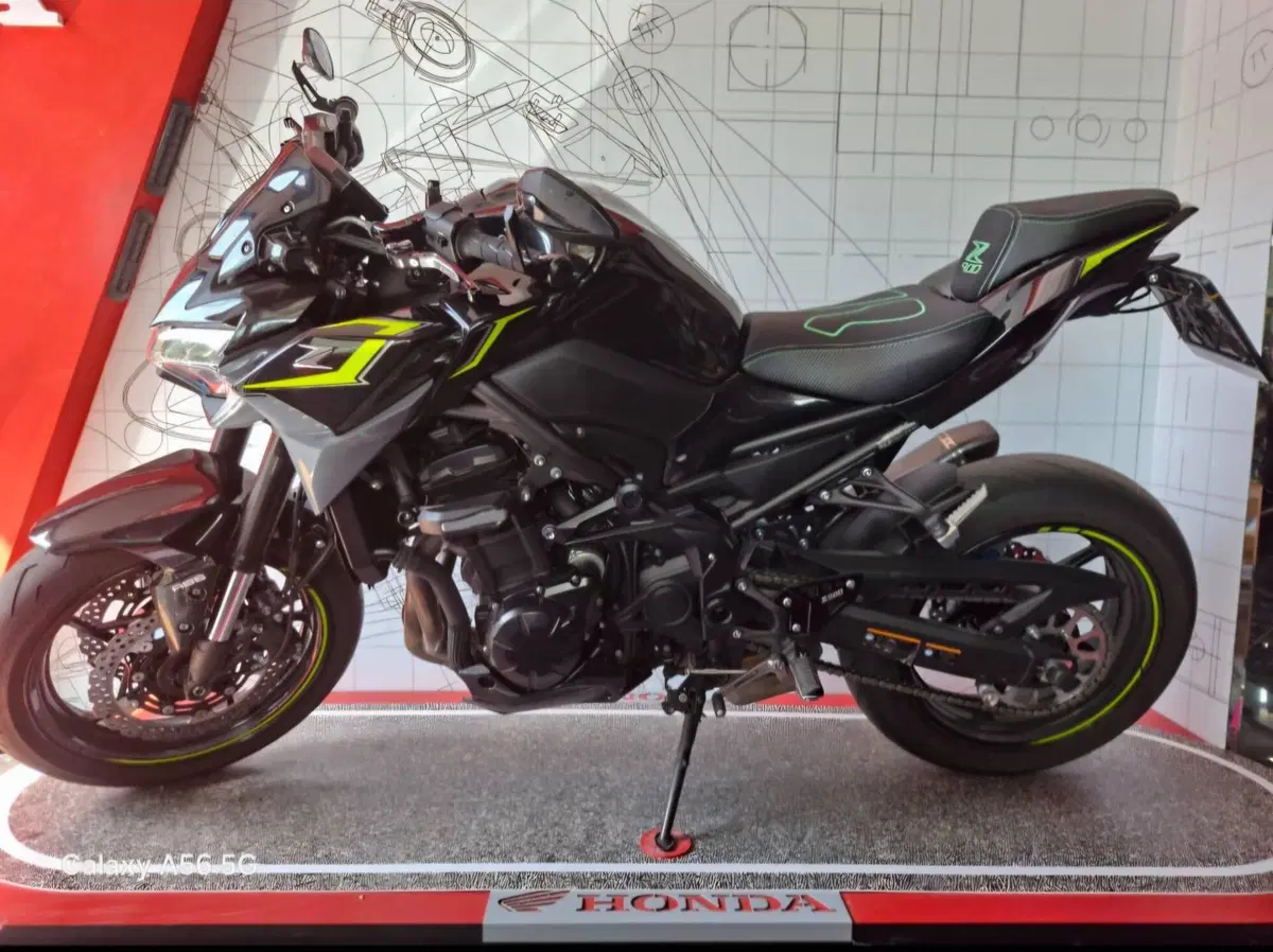 Kawasaki Z 900 (2021 - 24) (2)