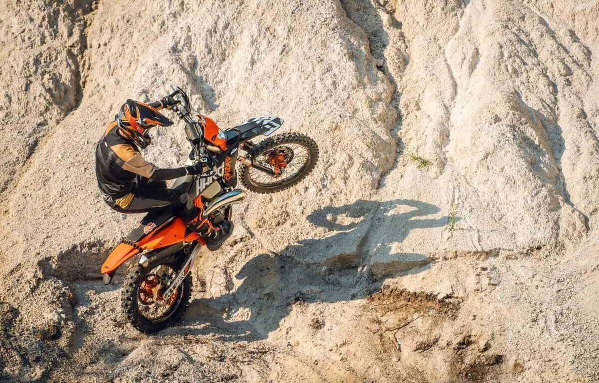 KTM 300 EXC Hardenduro 2027: la due tempi pensata per l’estremo (4)