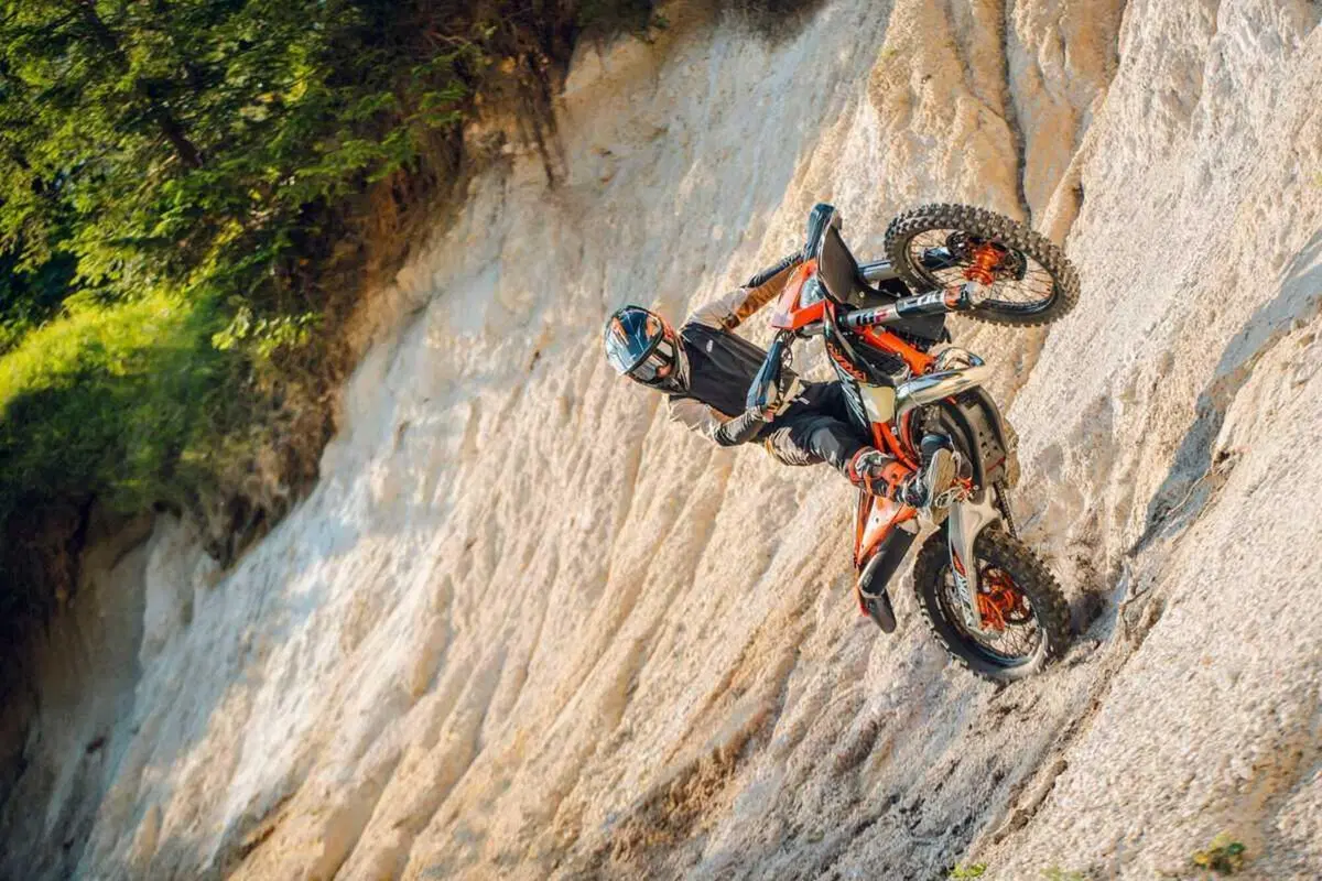 KTM 300 EXC Hardenduro 2027: la due tempi pensata per l’estremo (5)
