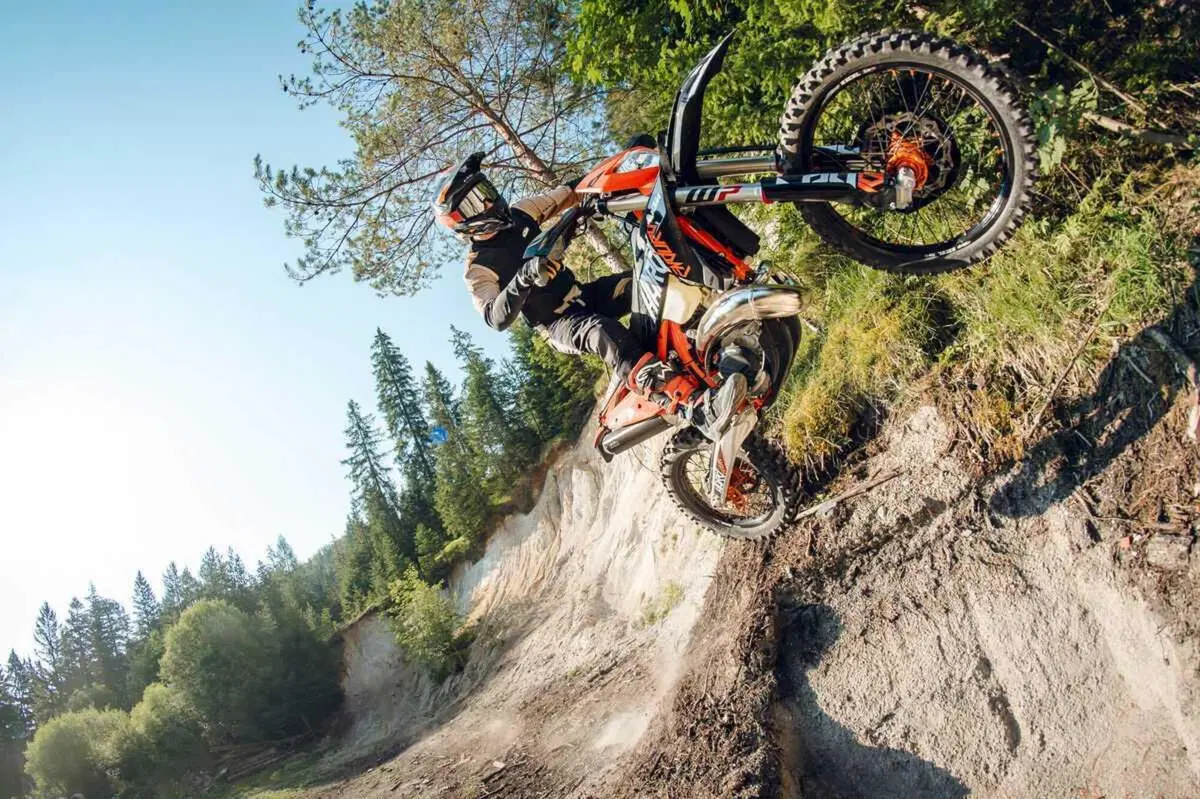 KTM 300 EXC Hardenduro 2027: la due tempi pensata per l’estremo (6)