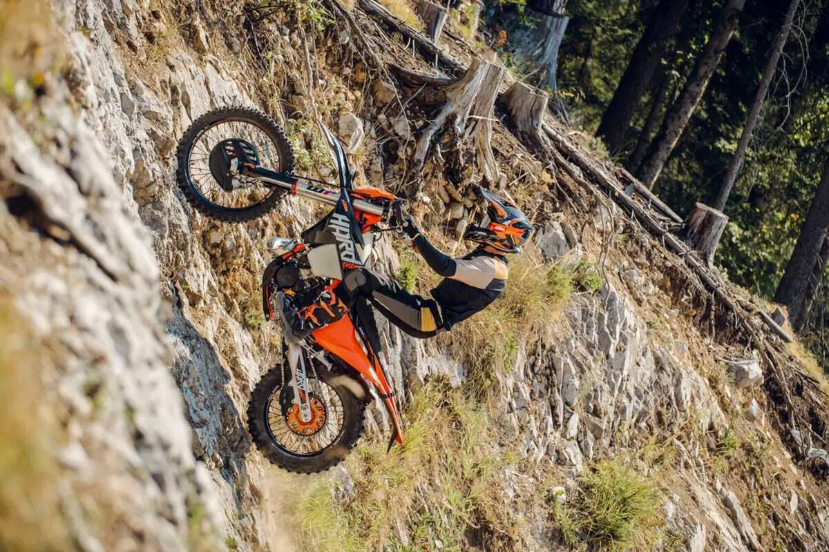 KTM 300 EXC Hardenduro 2027: la due tempi pensata per l’estremo (7)