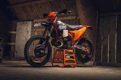 KTM 300 EXC Hardenduro 2027: la due tempi pensata per l’estremo