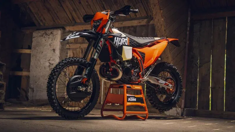 KTM 300 EXC Hardenduro 2027: la due tempi pensata per l’estremo