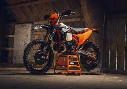 KTM 300 EXC Hardenduro 2027: la due tempi pensata per l’estremo
