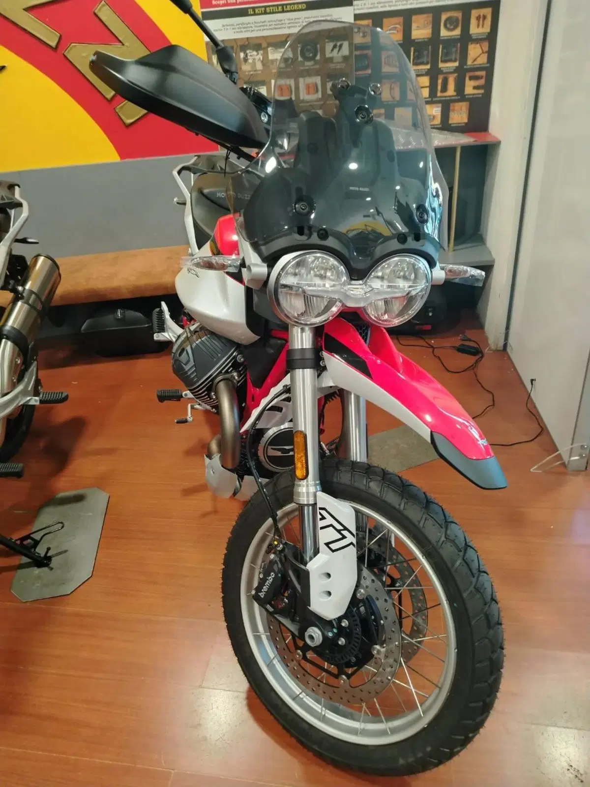 Moto Guzzi V85 TT (2024 - 26) (2)