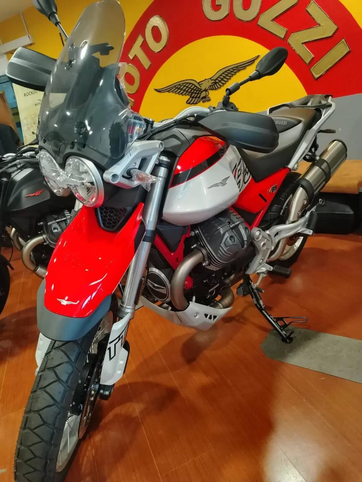 Moto Guzzi V85 TT (2024 - 26) (4)