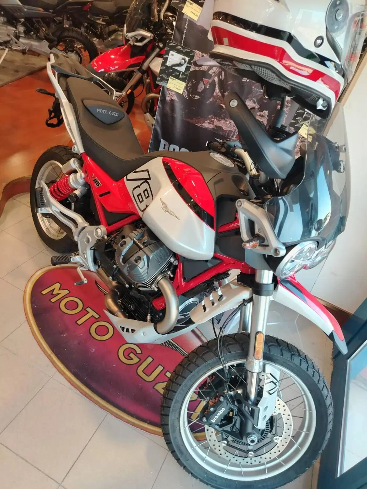 Moto Guzzi V85 TT (2024 - 26) (5)