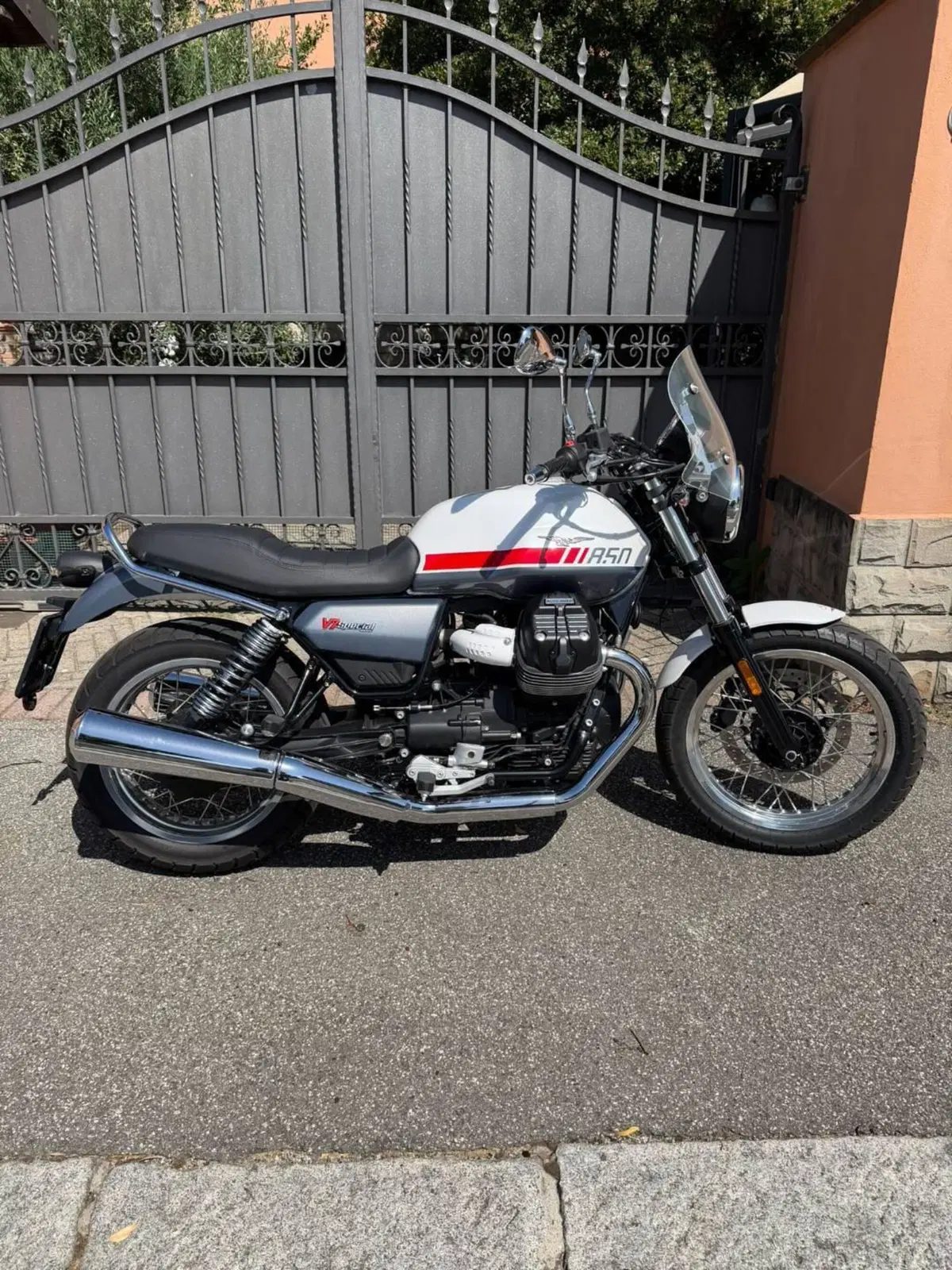 Moto Guzzi V7 Stone Special Edition (2022 - 25)