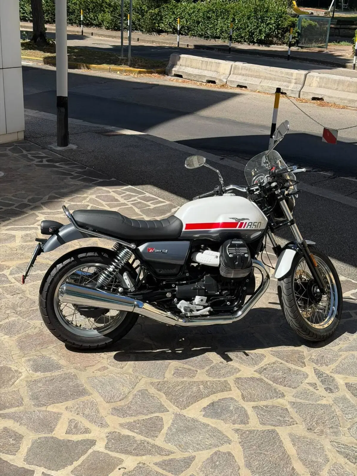 Moto Guzzi V7 Stone Special Edition (2022 - 25) (2)
