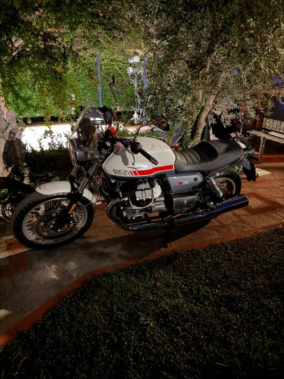 Moto Guzzi V7 Stone Special Edition (2022 - 25) (3)