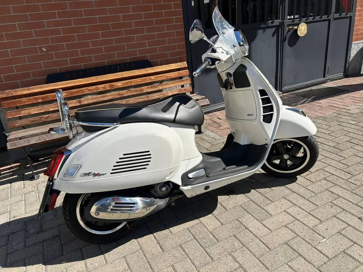 Vespa GTS 300 Super (2023 - 24) (2)