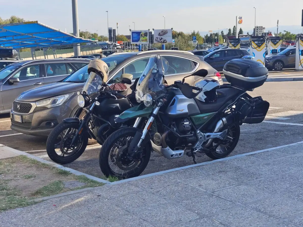 Moto Guzzi V85 TT Centenario (2021 - 22)