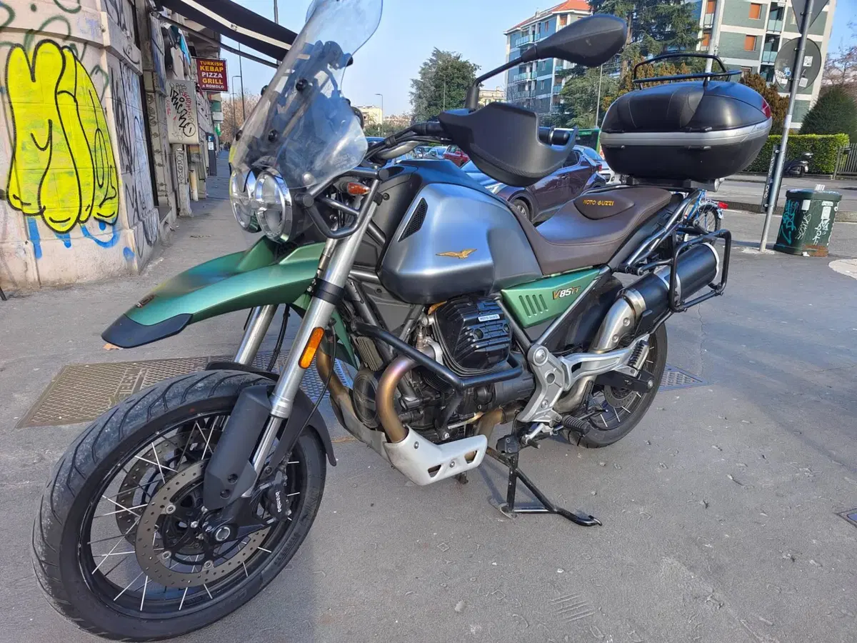 Moto Guzzi V85 TT Centenario (2021 - 22) (2)