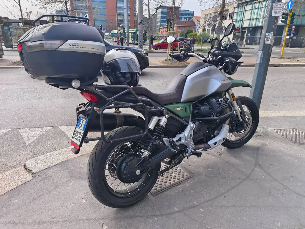 Moto Guzzi V85 TT Centenario (2021 - 22) (3)