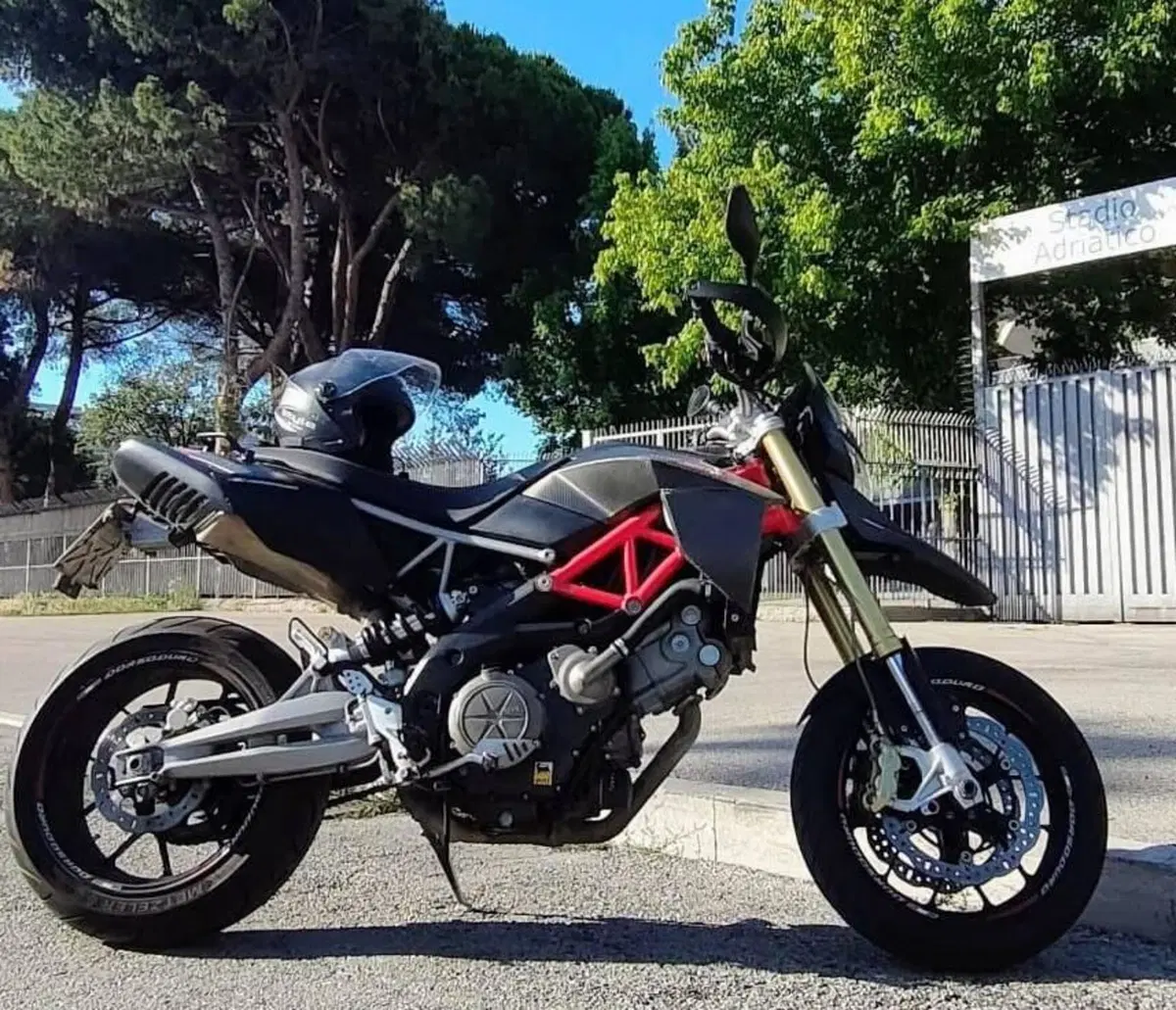 Aprilia Dorsoduro 750 Factory (2010 - 13) (2)