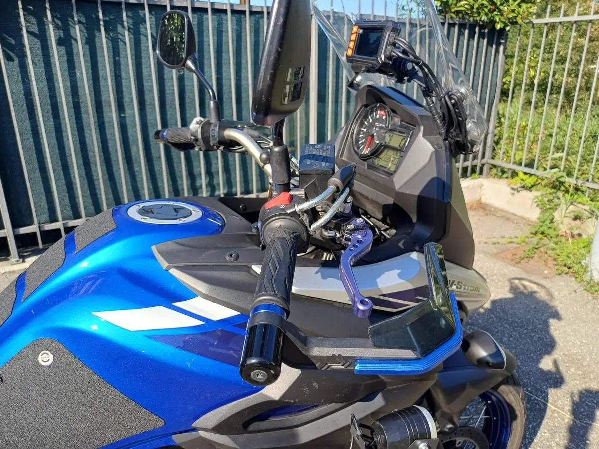 Suzuki V-Strom 650XT Explorer (2022 - 25) (10)