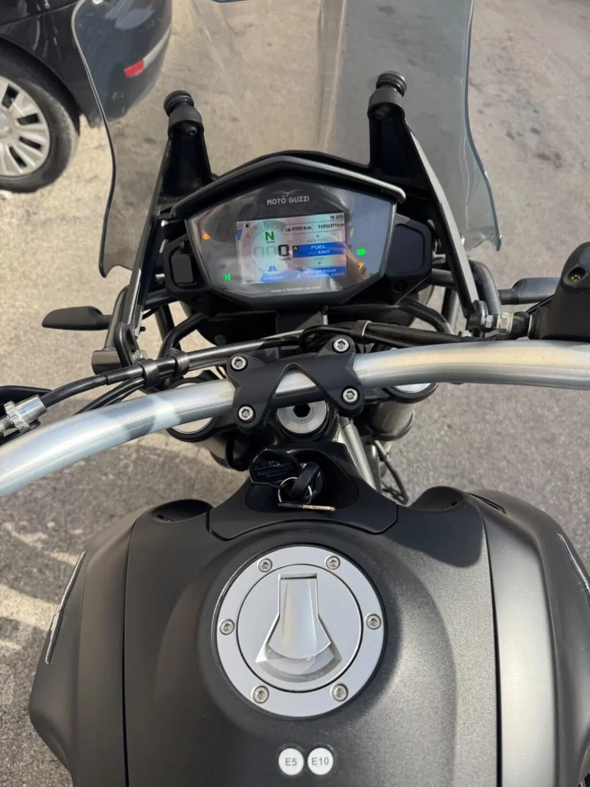 Moto Guzzi V85 TT (2021 - 23) (5)