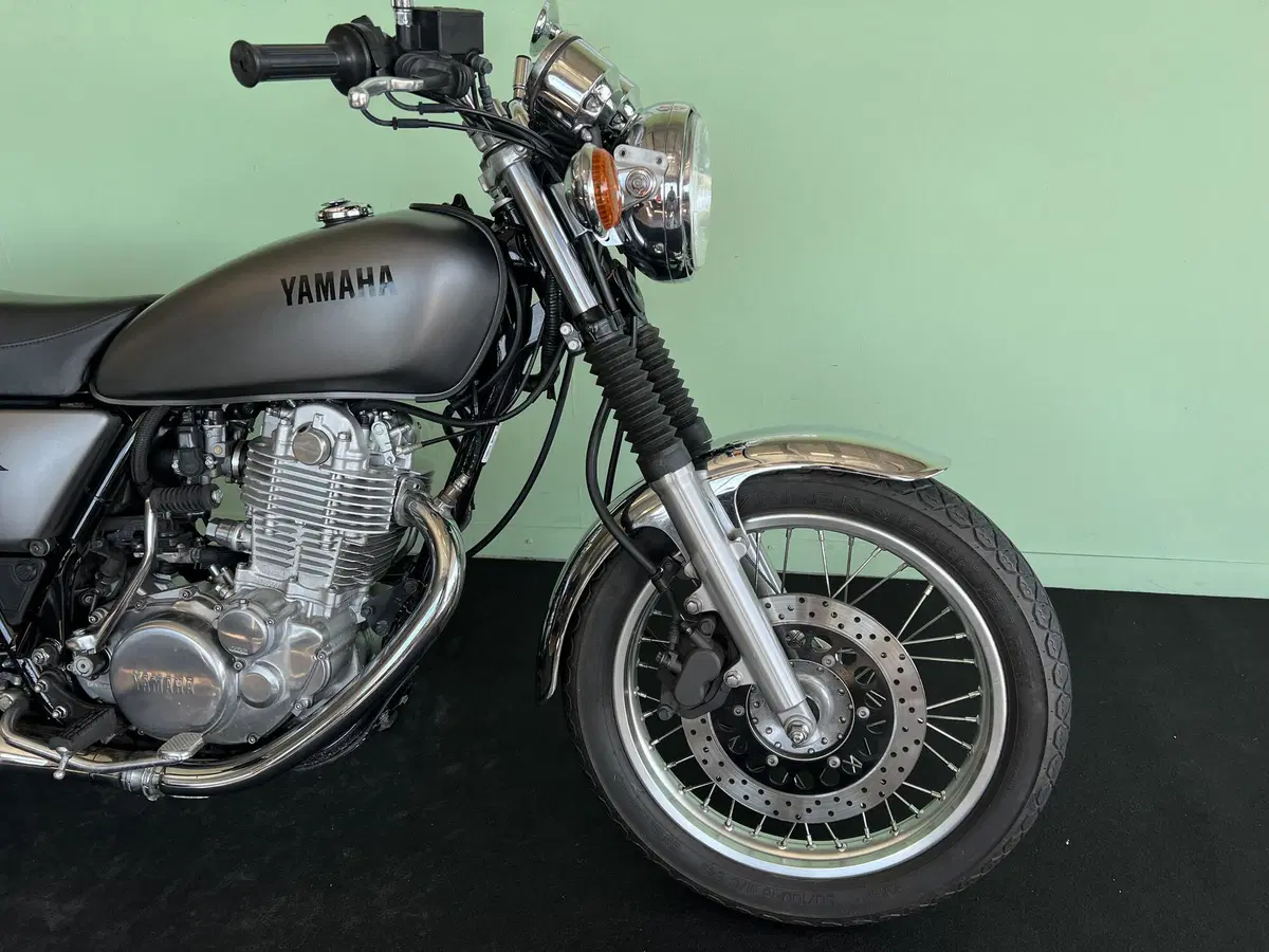Yamaha SR 400 (2013 - 17) (9)