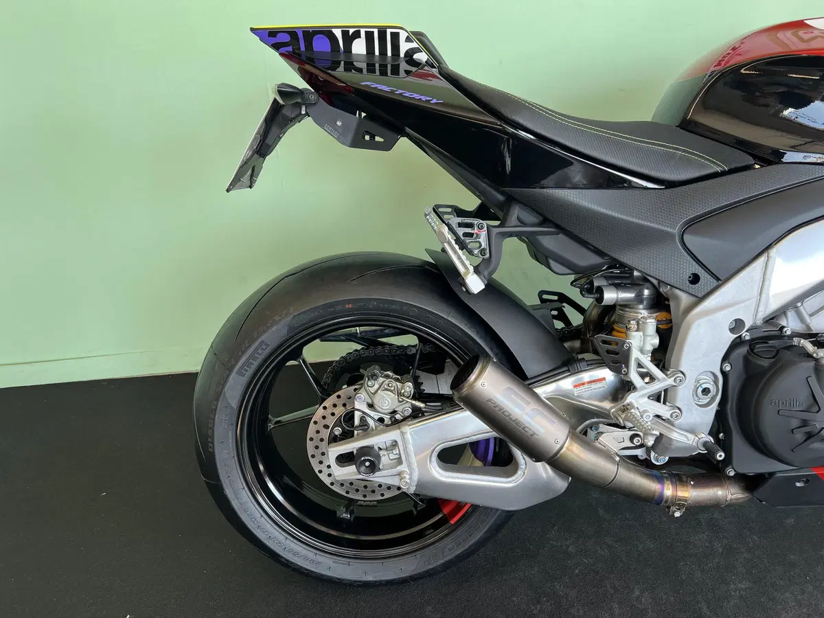 Aprilia Tuono V4 Factory (2021 - 24) (15)