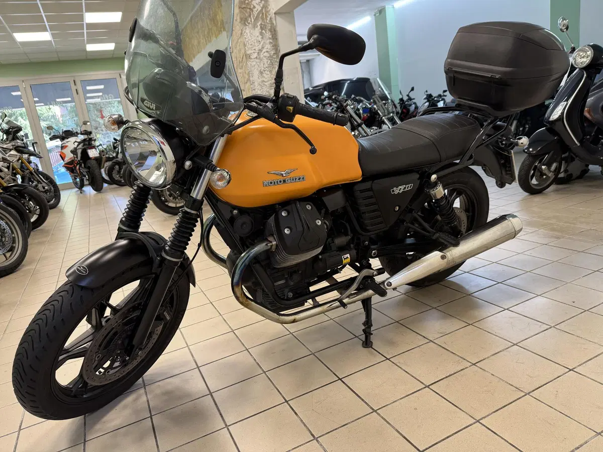 Moto Guzzi V7 II Stone (2015 - 17) (2)