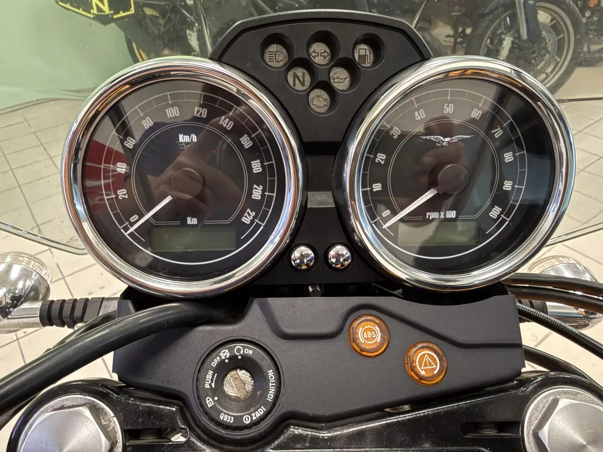 Moto Guzzi V7 II Stone (2015 - 17) (4)
