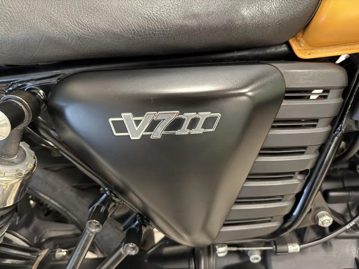 Moto Guzzi V7 II Stone (2015 - 17) (7)