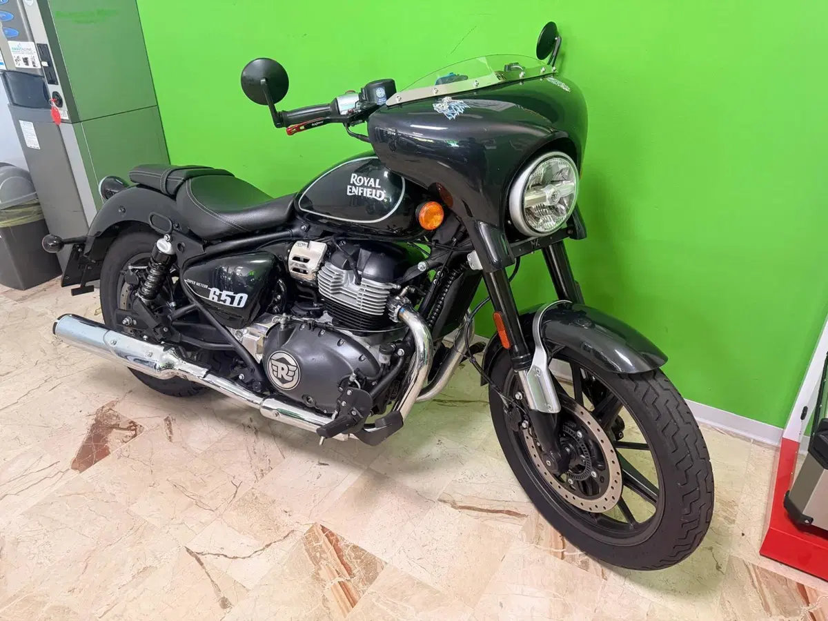 Royal Enfield Super Meteor 650 (2023 - 26) (3)