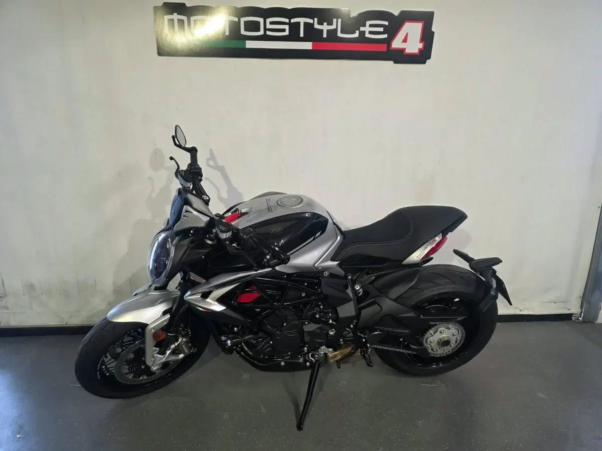 MV Agusta Dragster 800 RR Ottantesimo (2025 - 26) (2)