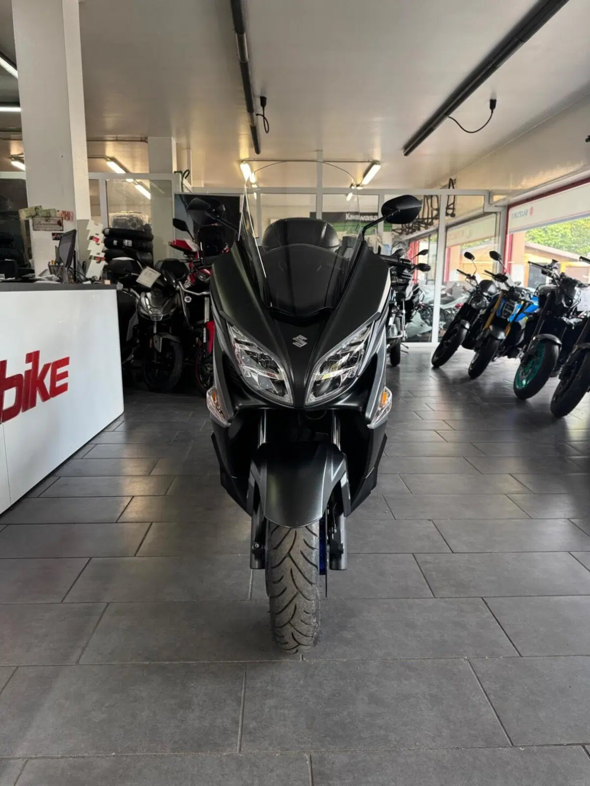 Suzuki Burgman 400 (2022 - 24) (3)