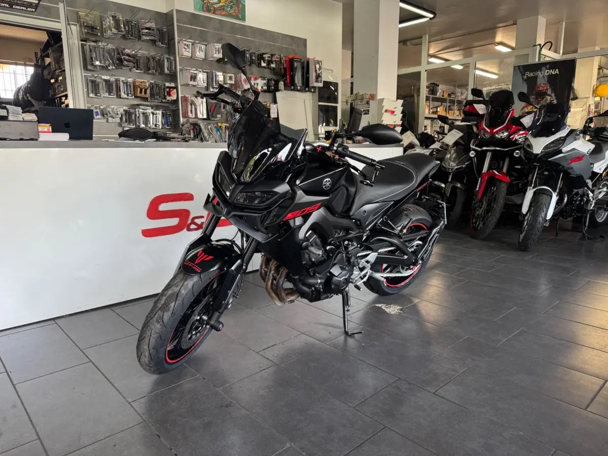 Yamaha MT-09 (2017 - 20) (2)
