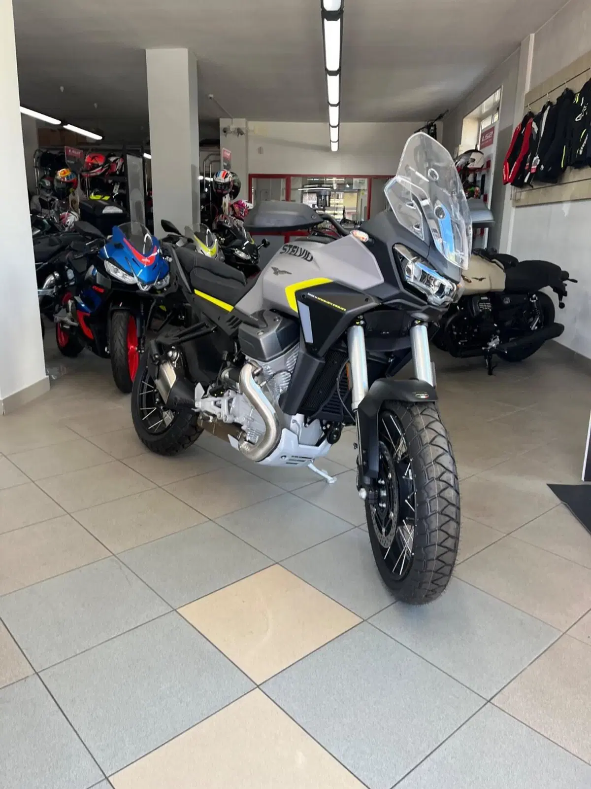 Moto Guzzi Stelvio (2024 - 26) (2)
