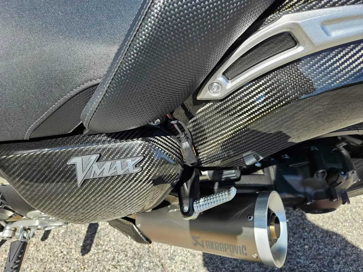 Yamaha VMAX Carbon (2015 - 16) (10)