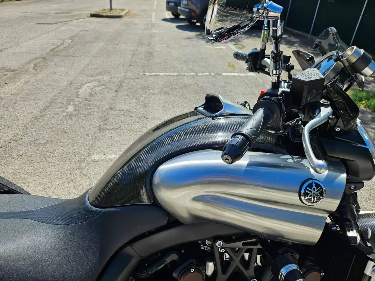 Yamaha VMAX Carbon (2015 - 16) (13)