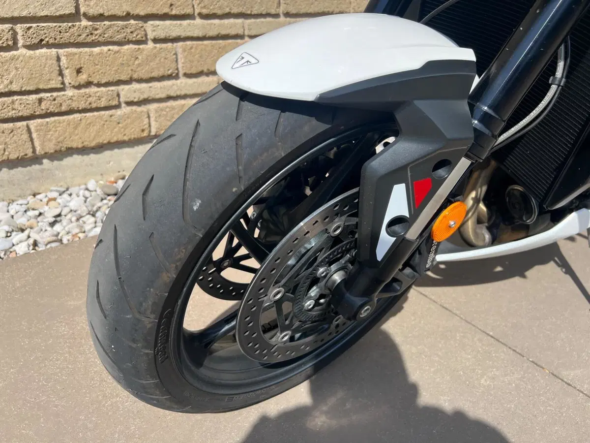 Triumph Street Triple 765 R (2023 - 26) (2)