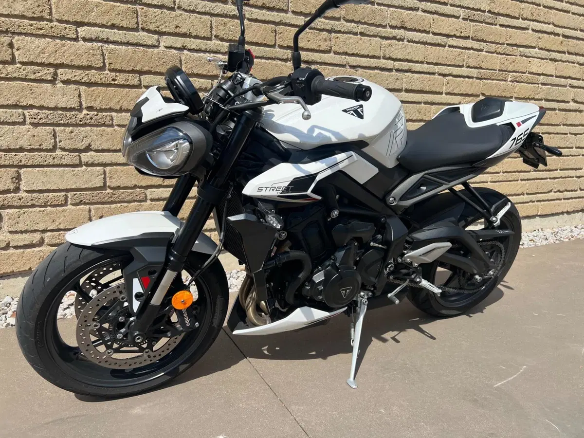 Triumph Street Triple 765 R (2023 - 26) (3)