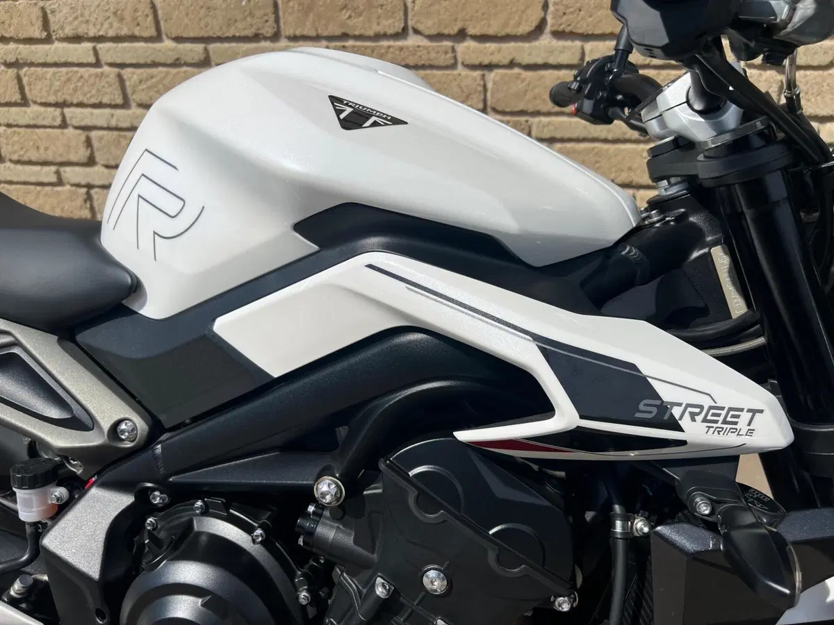 Triumph Street Triple 765 R (2023 - 26) (6)