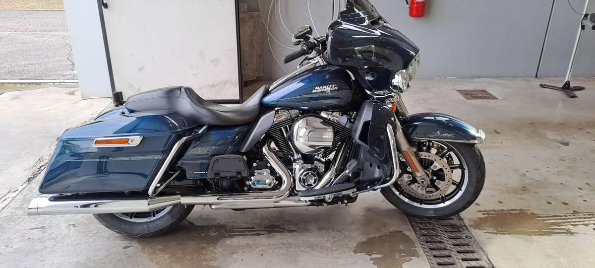 Harley-Davidson 1690 Electra Glide Ultra Limited (2016) - FLHTK (2)