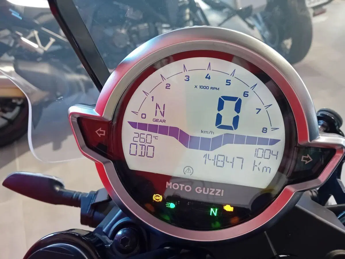 Moto Guzzi V7 Stone (2021 - 24) (4)