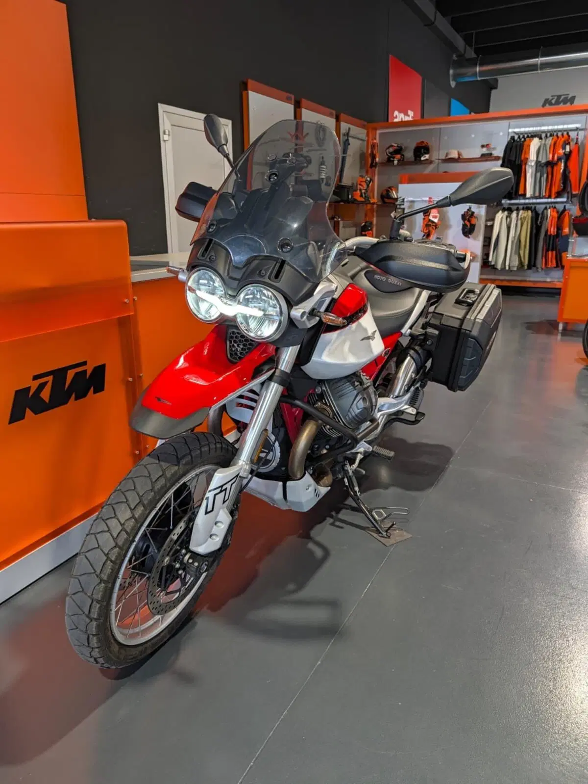 Moto Guzzi V85 TT (2024 - 26) (3)