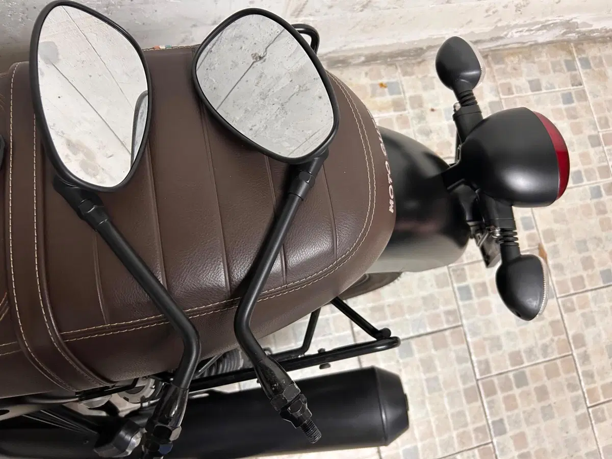 Moto Guzzi V7 III Stone (2017 - 20) (16)