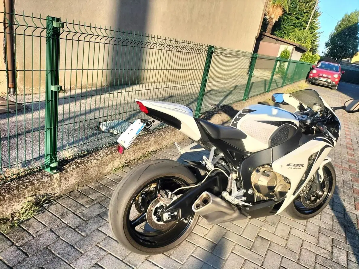 Honda CBR 1000 RR Fireblade (2008 - 11) (3)