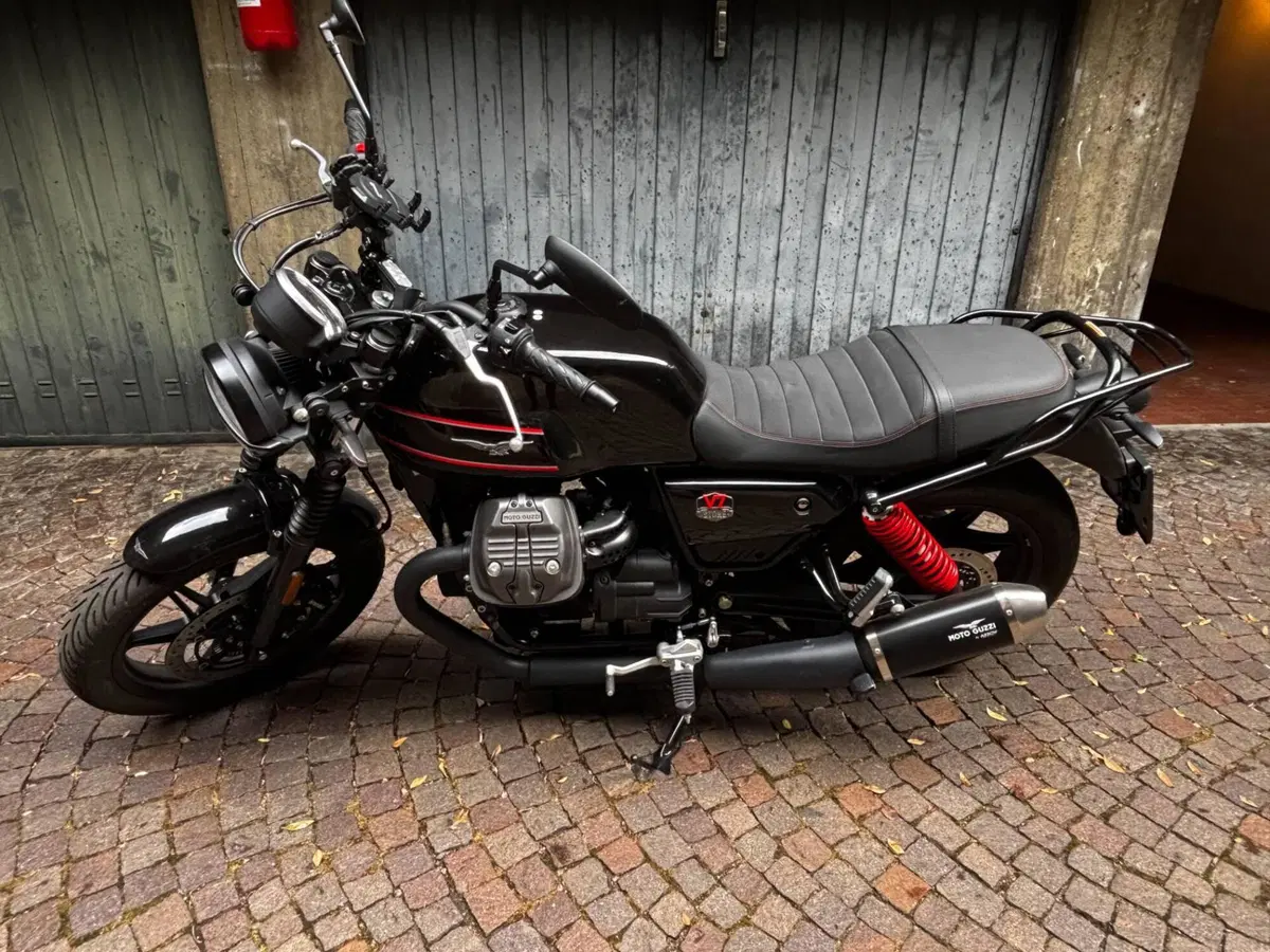 Moto Guzzi V7 Stone Special Edition (2022 - 25)