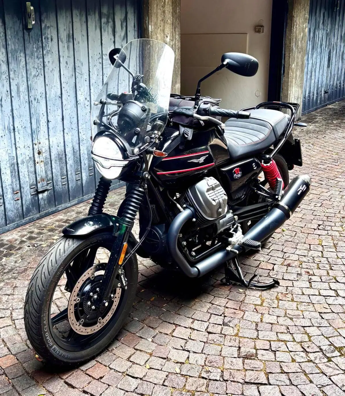 Moto Guzzi V7 Stone Special Edition (2022 - 25) (2)