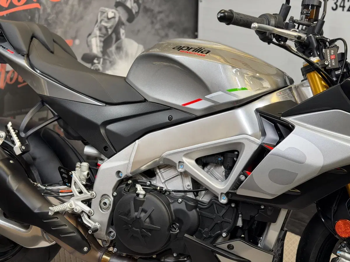 Aprilia Tuono V4 (2021 - 24) (4)
